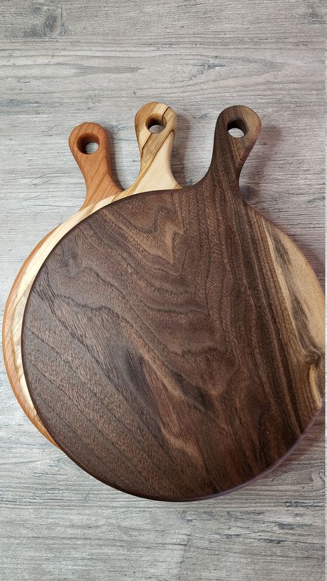 Cheese Board Ideas Simple Diy, Cheese Board Designs Ideas, Woodworking Charcuterie Board, Chacutare Board, Wood Crafts That Sell, Round Charcuterie Board, Charcuterie Board Diy, Pizza Board, Crockery Design