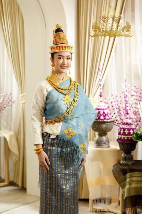 National Costumes Of The World, Sea Inspiration, Thai Costume, Folk Costume, Traditional Costume, Traditional Clothes, Traditional Clothing, Traditional Dresses, Traditional Outfits