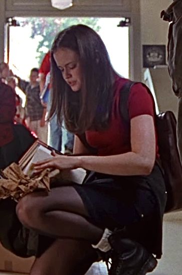 Rory Gilmore Red Shirt Black Skirt, Rory Gilmore Red Turtleneck, Rory Gilmore Red Outfit, Outfits With Red Turtleneck, Rory Gilmore Episode 1 Outfit, Rory Gilmore Turtleneck, Rory Gilmore Outfits Season 1 Episode 1, Red Tv Outfits, Rory Gilmore Red Sweater