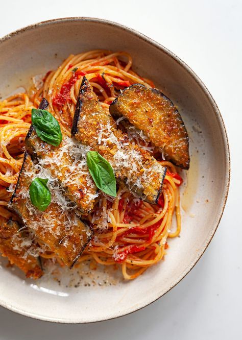 Aubergine Milanese, Pasta With Aubergine, Df Meals, Veal Milanese, Milanese Recipe, Simple Tomato Sauce, Aubergine Recipe, Eggplant Pasta, Vegetarian Spaghetti