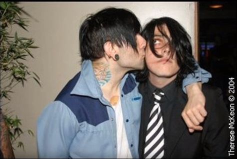 Frank Iero kissing Gerard Way Frank Iero, Gerard Way, The Story, Wall