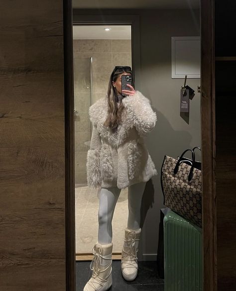 Gstaad Outfit, Snow Australia, Jasmine Aesthetic, Apres Ski Outfit, Ski Fits, Ski Trip Outfit, Snow Outfits, Apres Ski Outfits, Skiing Aesthetic