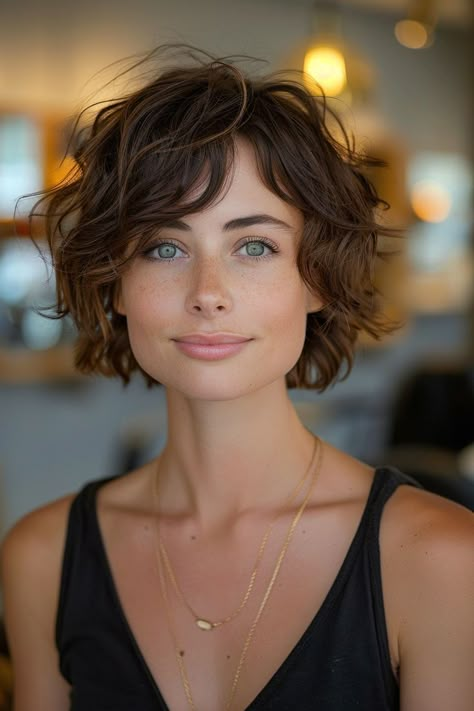 chic wavy bob with soft layers Short Wavy Haircuts, Long Pixie Hairstyles, Thick Wavy Hair, Wavy Haircuts, Long Pixie, Hair 2024, Short Wavy Hair, Penteado Cabelo Curto, Short Wavy