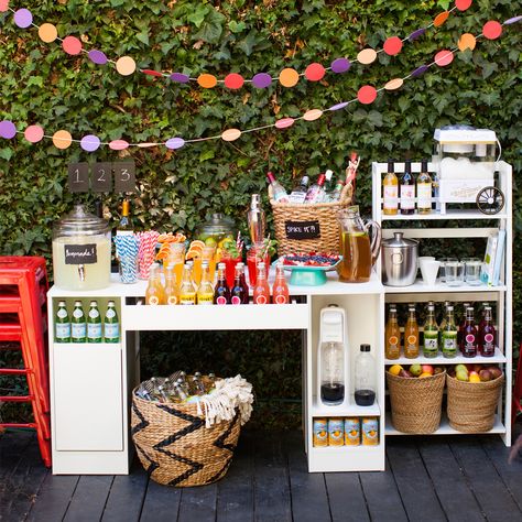 What's on your registry? Check out 15 must-have items for the ultimate beverage station. Wedding Drinks Reception, Diy Outdoor Weddings, Beverage Station, Diy Wedding Reception, Fiesta Tropical, Diy Drinks, Drink Station, Outdoor Wedding Reception, Party Bars