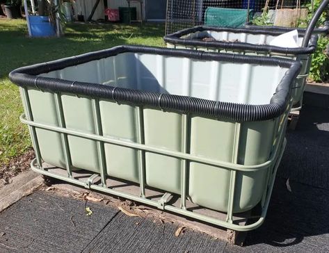 How to Make an IBC Wicking Bed - 2 Ways - Self Sufficient Me Ibc Tote Ideas, Polytunnel Ideas, Quack Shack, Raised Bed Greenhouse, Wicking Garden Bed, Watering Raised Garden Beds, Backyard Raised Garden, Porch Railing Designs, Ibc Tank