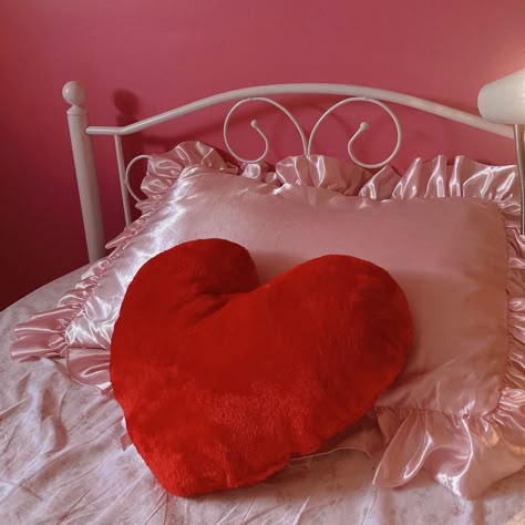 Day Bedroom Ideas, Lovecore Bedroom, Cupid Ever After High, Lizzie Hearts, Bedroom Aesthetics, Room Decoration Ideas, Day Room, Lovecore Aesthetic, Bedroom Red