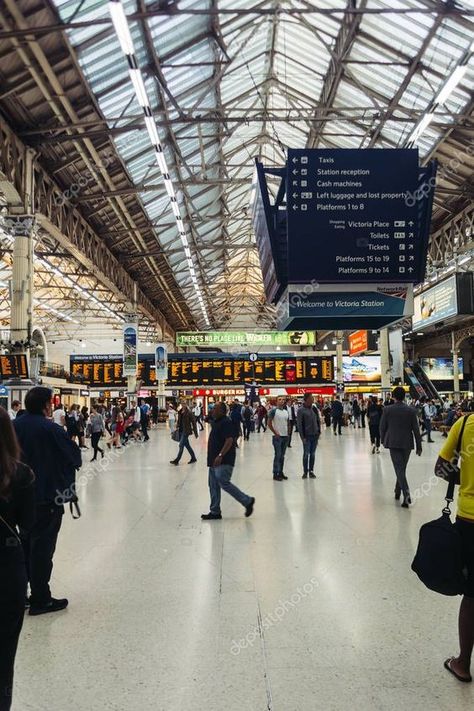 Victoria Station, Victoria London, London Baby, Train Stations, People Walking, Blur Photo, Motion Blur, London Photography, Railway Station