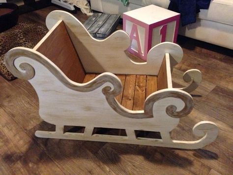 love this sleigh Outdoor Christmas Diy, Wooden Sleigh, Christmas Sled, Wooden Christmas Crafts, Diy Santa, Christmas Props, Santa's Sleigh, Christmas Yard Decorations, Christmas Decorations Diy Outdoor