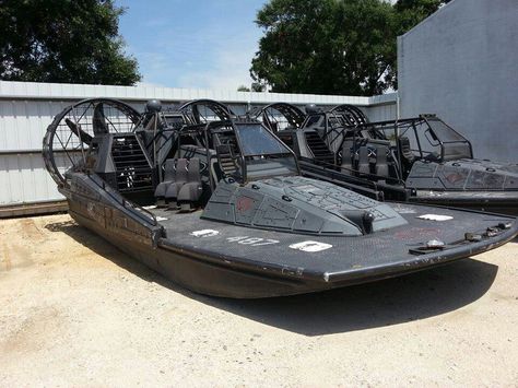 Stealth Air Boat, for special ops... or just tons of fun in the everglades Amphibious Vehicle, Hors Route, Bug Out Vehicle, Cool Boats, Boat Stuff, Jetski, Yacht Boat, Boat Design, Speed Boats