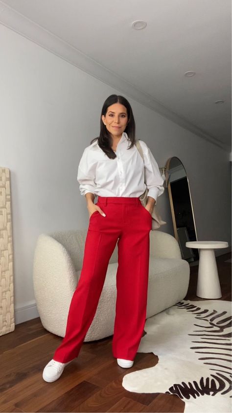 Summer Work Outfits, Outfit Pantalon Rojo, Dresses With Sneakers, Red Pants Outfit, Red Dress Pants, Style Bleu, Classy Outfits For Women, Mode Ootd, Modieuze Outfits