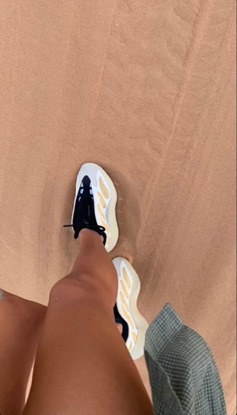 Yeezy Outfit, Filmy Vintage, Trendy Shoes Sneakers, Jordan Shoes Girls, Pretty Shoes Sneakers, Yeezy Sneakers, Yeezy 700, Fresh Shoes, Fancy Shoes