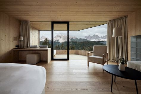 See the suites available at Forestis Dolomites hotel in South Tyrol. Bathed in sunlight with luxury amenities, they offer the perfect refuge. Book your stay. Forestis Dolomites, Hotel Suite Luxury, Wellness Hotel, Indoor Outdoor Pool, Luxury Amenities, Ski Lodge, South Tyrol, Luxury Boutique Hotel, Hotel Suites