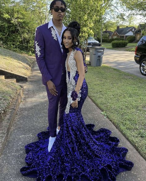 Dark Purple Prom Dress Black Women, Purple Couple Prom Outfits, Royal Purple Prom Dress Couple, Prom Suit Designs, Purple Prom Black Couple, Couple Prom Outfits, Prom Cars Black People, Purple Prom Suit, Guys Prom Outfit