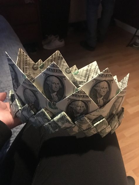 Money Crown, Graduation Leis Diy, Origami Money, Graduation Money Lei, Graduation Money Gifts, Graduation Cap Decoration Diy, Diy Graduation Gifts, Folding Money, Dollar Origami