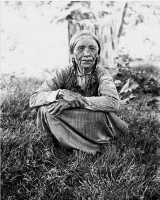 50 Never-Before-Seen Photos of Native Americans That Will Change History As We Know It Blackfoot Tribe, Native American Woman, Native American Images, Elderly Woman, Native American Photos, First Peoples, Native American Peoples, Indian History, Native American Tribes