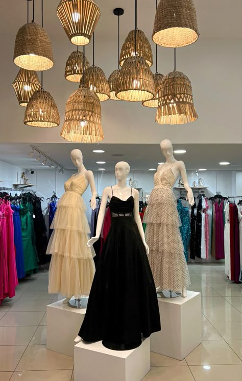 Small Boutique Decor Clothing Stores, Botique Interiors Design Ideas, Dress Boutique Interior Design, Dress Store Interior, Dress Rental Business, Visual Merchandising Display Fashion, Store Front Display, Business Exterior, Dress Boutiques