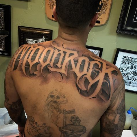 Back Lettering Tattoo Men, Last Name On Back Tattoo, Name On Back Tattoo, Typographic Tattoo, Freehand Lettering, Tattoo Calligraphy, Tattoo Name Fonts, Post Tattoo, Tattoo Lettering Alphabet