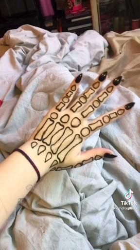 How To Make The Skeleton Hand, Things You Can Draw On Your Hand, How Do You Draw A Skeleton Hand On Your Hand, Skeleton Tattoo Hand Tutorial, Henna Anime Design, Skeleton Hand Simple, How To Draw A Skeleton Hand On Your Hand, How To Draw Skeleton Hands On Hands, Cool Hand Drawings On Hand