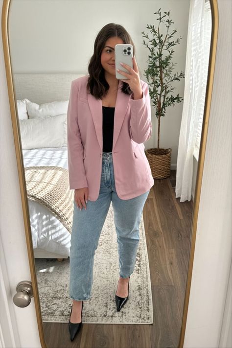 Classic Suiting Blazer curated on LTK Pink Blazer Outfit Work, Fitted Blazer Outfit, Light Pink Blazer Outfit, Pink Blazer Outfit, Blazer Rosa, Light Pink Blazers, Mom Jeans Outfit, Corporate Attire, Jeans Outfits