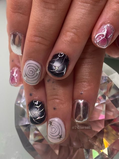 Natural alt nails indie manicure Indie Short Nails, Short Nails Alternative, Alt Short Nails, Alt Nails Short, Short Alt Nails, Alt Nails Designs, Nails Indie, Alt Nails, Nail Tutorial Videos