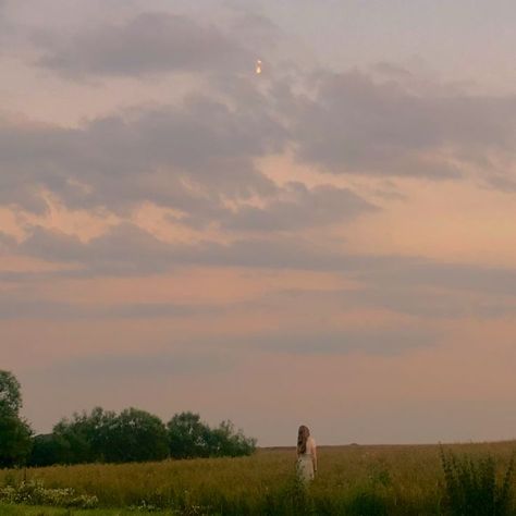 Flower Field Aesthetic, Gloomy Clouds, Field Aesthetic, Ethereal Aesthetic, Aesthetic Cottagecore, Royalty Aesthetic, Cottagecore Aesthetic, Moon Flower, Filming Locations