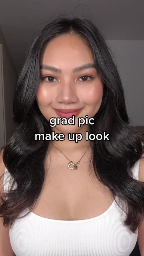 Make Up Inspo For Graduation, Simple Makeup Looks For Graduation, Graduation Makeup Ideas Simple, Grad Pic Makeup, Makeup Looks For Graduation, Graduation Makeup Ideas, Makeup Ideas Simple, Grad Pic, Graduation Makeup