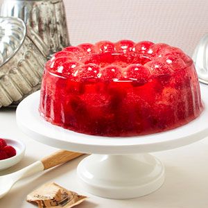 We combine cran-raspberry juice with sparkling white grape juice to make a dazzling raspberry jello recipe. Raspberry Jello Recipes, Homemade Jello, Raspberry Jello, Healthy Wine, Cranberry Jello Salad, Cranberry Jello, Champagne Recipe, Jello Recipe, Retro Desserts