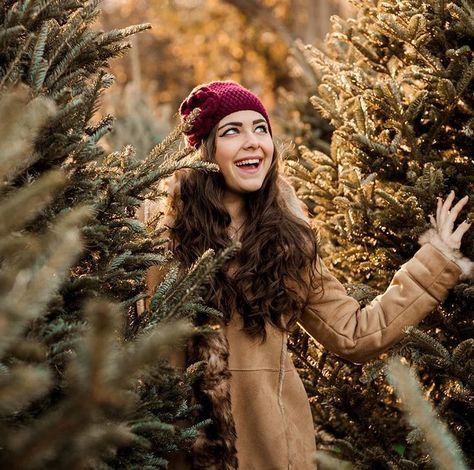 Tree Farm Senior Pictures, Christmas Tree Farm Photo Shoot Single, Christmas Tree Farm Holiday Photos, Outdoor Christmas Tree Photoshoot, Christmas Tree Portraits, Christmas Tree Photoshoot, Farm Senior Pictures, Christmas Tree Farm Pictures, Tree Farm Pictures