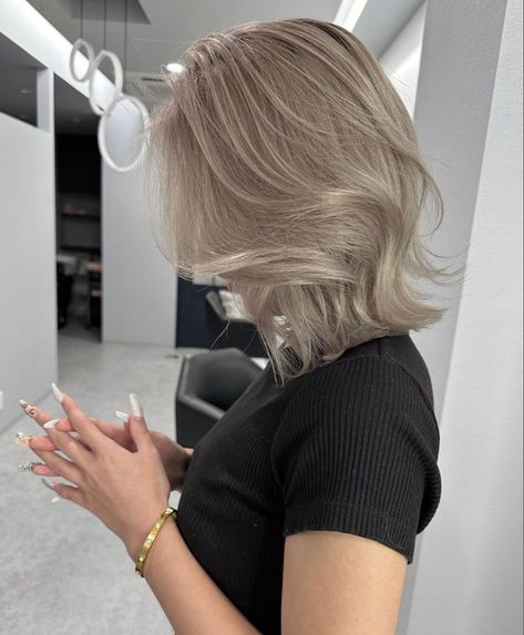 Pelo Color Ceniza, Greyish Blonde Hair, Cool Toned Blonde Hair, Ashy Blonde Hair, Best Haircuts For Women, Ashy Hair, Grey Blonde Hair, Ash Blonde Hair Colour, Grey Hair Transformation