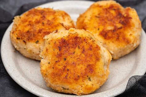 Chicken Cakes, Chicken Croquettes Recipe, Amish Chicken, 30seconds Food, Chicken Croquettes, Croquettes Recipe, Can Chicken Recipes, Chicken Cake, Comfort Food Chicken