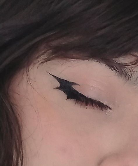 Glitter Makeup Simple, Bat Wing Eyeliner, Alternative Eye Makeup, Alt Eyeliner, Wing Eyeliner, Goth Eye Makeup, Face Doodles, Eyeliner Ideas, Makeup Cosplay