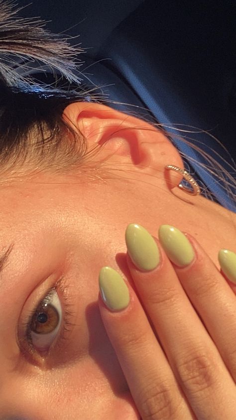 Light Green Nails Almond Shape, Spring Nail Inspo 2024 Solid Color, Spring Nail Inspo Solid Color, Plain Oval Nails, Solid Color Spring Nails, Nails Acrylic Solid, Light Green Almond Nails, Solid Nails Color, Green Oval Nails