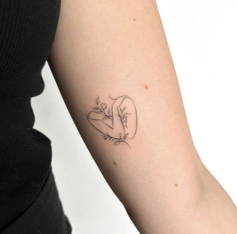 Heart Hug Tattoo, Selflove Tattoo Ideas For Women, Tattoos Women Unique, Selflove Tattoo Ideas, Small Tattoo Ideas For Women, Unique Tattoos For Women, Basic Tattoos, Unique Small Tattoo, Self Love Tattoo