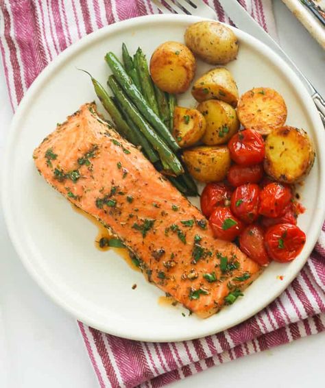 Cajun Salmon One Sheet Pan - Immaculate Bites Paprika Salmon, Salmon And Green Beans, Meat And Vegetable Diet, Green Beans Easy, Cajun Salmon, Plats Healthy, Food Advice, Fish Recipes Healthy, Salmon Dishes