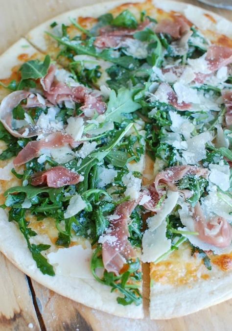 3 Prosciutto Arugula Pizza Pizza Combinations, Arugula Pizza Recipes, Prosciutto Arugula Pizza, Pizza Oven Recipes, Arugula Pizza, Prosciutto Pizza, Flatbread Pizza, Pizza Pizza, Delicious Pizza