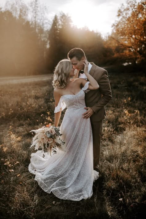 Photography Poses Couples, Bride Groom Poses, Couples Photo Ideas, Wedding Portrait Poses, Wedding Photo Poses, Bride Groom Photos, Wedding Couple Photos, Bride Photoshoot, Poses Couples