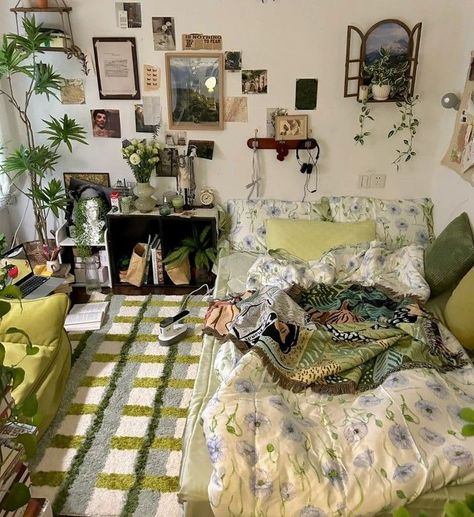 No Aesthetic Room, Garden Bedroom Ideas Interior Design, Dry Hanging Flowers, Wood Bedframe Room Ideas, Green Brown Pink Aesthetic Room, Green Room Ideas Bedroom Vintage, Wood Room Aesthetic, Aesthetic Rooms Bedrooms, Cute Vintage Room