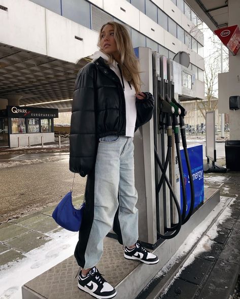 Winter Nike Blazer Outfit, Outfits With Panda Dunk, Panda Jordan 1s Low, Nike Jordan Low Outfits Woman, Dunk Low Outfit Women Winter, Nike Dunks Low Outfit Woman Winter, Nike Dunks Styled, Nike Dunk Low Outfit Winter, Panda Dunks Outfit Winter