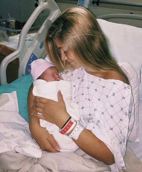 Teen Mom Aesthetic Pregnant, Teen Mom Aesthetic, No Epidural, Teen Parents, Aesthetic Mom, Baby Hospital Pictures, I Want A Baby, Mom Goals, Hospital Pictures