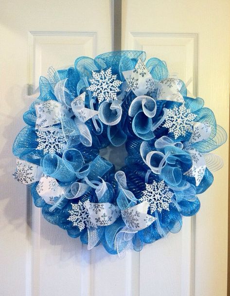 18 Chilly Handmade Winter Wreath Designs For Your Front Door Winter Mesh Wreath, Frozen Wreath, January Wreath, Yarn Ball Wreath, Daisy Wreath, Deco Mesh Wreaths Diy, Tulle Wreath, Black Wreath, Mesh Wreath Tutorial