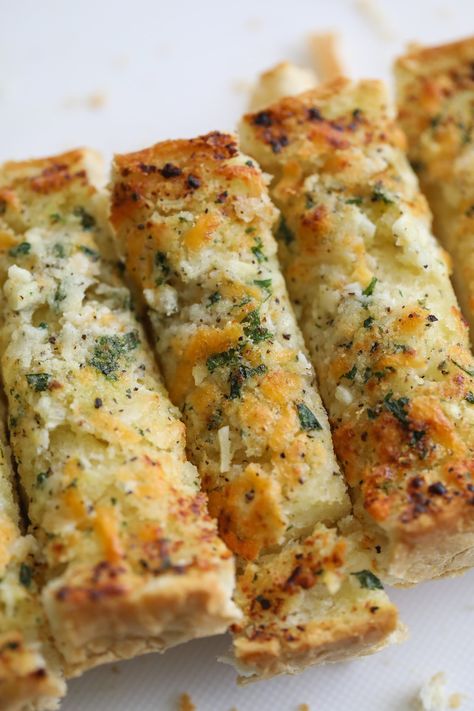 sliced garlic bread Best Homemade Garlic Cheese Bread, Italian Garlic Bread Recipe, Creamy Salads, Garlic Breads, Best Garlic Bread Recipe, Homemade Garlic Bread Recipe, Cheesy Food, Ham Balls, Homemade Garlic Butter