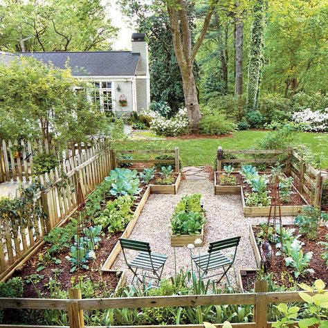 Raised Bed Garden Layout, Shed Inspiration, Potager Garden, Casa Country, Cottage Gardens, Garden Types, Veg Garden, Have Inspiration, The Secret Garden