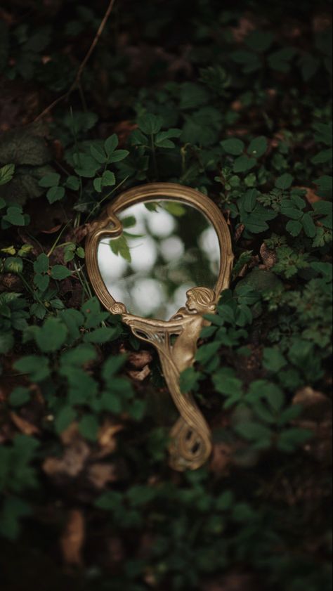 Handmirror mirror art nouveau aesthetic ivy greens plants nature forestcore fantasycore fantsy magical phone wallpaper Green Academia Aesthetic, Green Witch Aesthetic, Mononoke Anime, Morgana Le Fay, Green Academia, Quick Sketches, Natural Magic, Theme Nature, Ted Talk