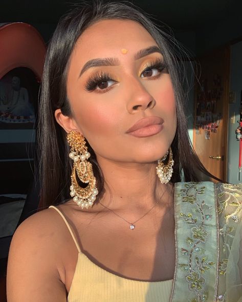 Sudeshna Haldar on Instagram: “anyone hosting a virtual haldi? I’m ready ☀️ Makeup Details 💛 @colourpopcosmetics oh honey palette 🐝 💛 @narsissist ALDW in Syracuse 💛…” Yellow Eye Makeup For Haldi, Haldi Eye Makeup Look, Haldi Makeup Look, Haldi Makeup, Honey Palette, Indian Fits, Yellow Eye Makeup, Natural Glam Makeup, Indus Valley