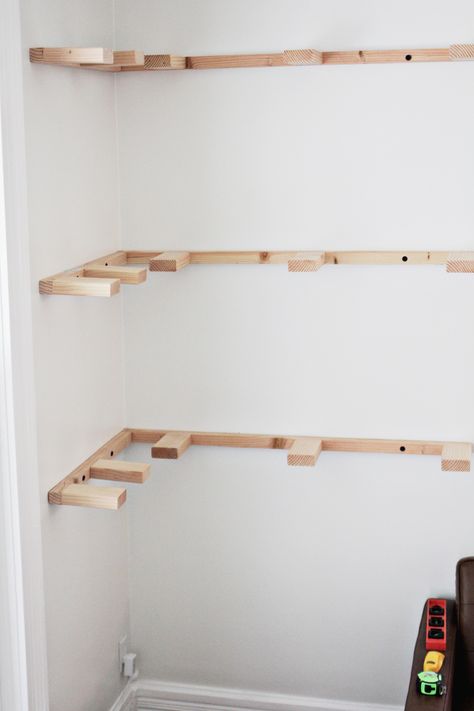 DIY floating shelves (progress _ click through for more) Bookshelves Ideas, Floating Shelves Living Room, Diy Regal, Floating Corner Shelves, Floating Shelves Kitchen, Floating Shelves Bathroom, Trendy Diy, Regal Design, Floating Shelves Diy