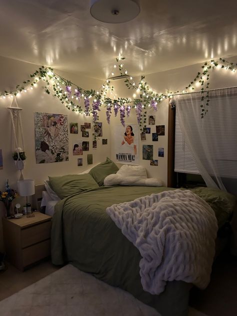 Couples Bedroom Ideas Cozy, Baddie Bedroom, Couples Ideas, Cat Towers, College Dorm Room Decor, Chill Room, Romantic Room, Pretty Aesthetic, Room Redesign