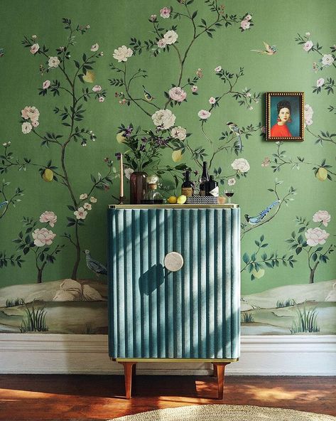 AnthroLiving (@anthroliving) • Instagram photos and videos Anthropologie Wallpaper, Chinoiserie Mural, Iconic Wallpaper, Chinoiserie Wallpaper, Green Walls, Statement Wall, Unique Wallpaper, Woven Paper, Of Wallpaper