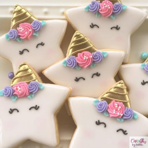 Bellas galletas en forma de estrella decoradas en colores suaves con dorado con tema de unicornio #cookies #unicorn #celebration Unicorn Decorated Cookies, Baby Girl Shower Favors, Baby Shower Cupcakes For Girls, Cookies Cupcake, Unicorn Cookies, Sugar Cookie Ideas, Girl Cupcakes, Shower Desserts, Baby Shower Desserts