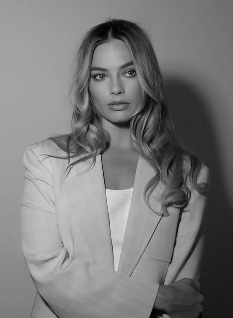 Black And White Celebrity Photos, Margot Robbie Focus, Margot Robbie Photoshoot, Acotar Cast, Hugo Book, Crush Cake, Margot Robbie Style, Acting Headshots, Conflict Of Interest