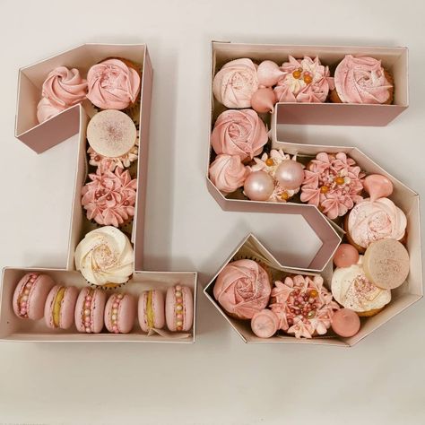 Number Dessert Boxes, Monogram Cupcakes, Cupcake Arrangements, Covered Strawberries Bouquet, Strawberries Bouquet, Sweet 15 Party Ideas, Chocolate Covered Strawberries Bouquet, Birthday Room Decorations, Candy Bouquet Diy